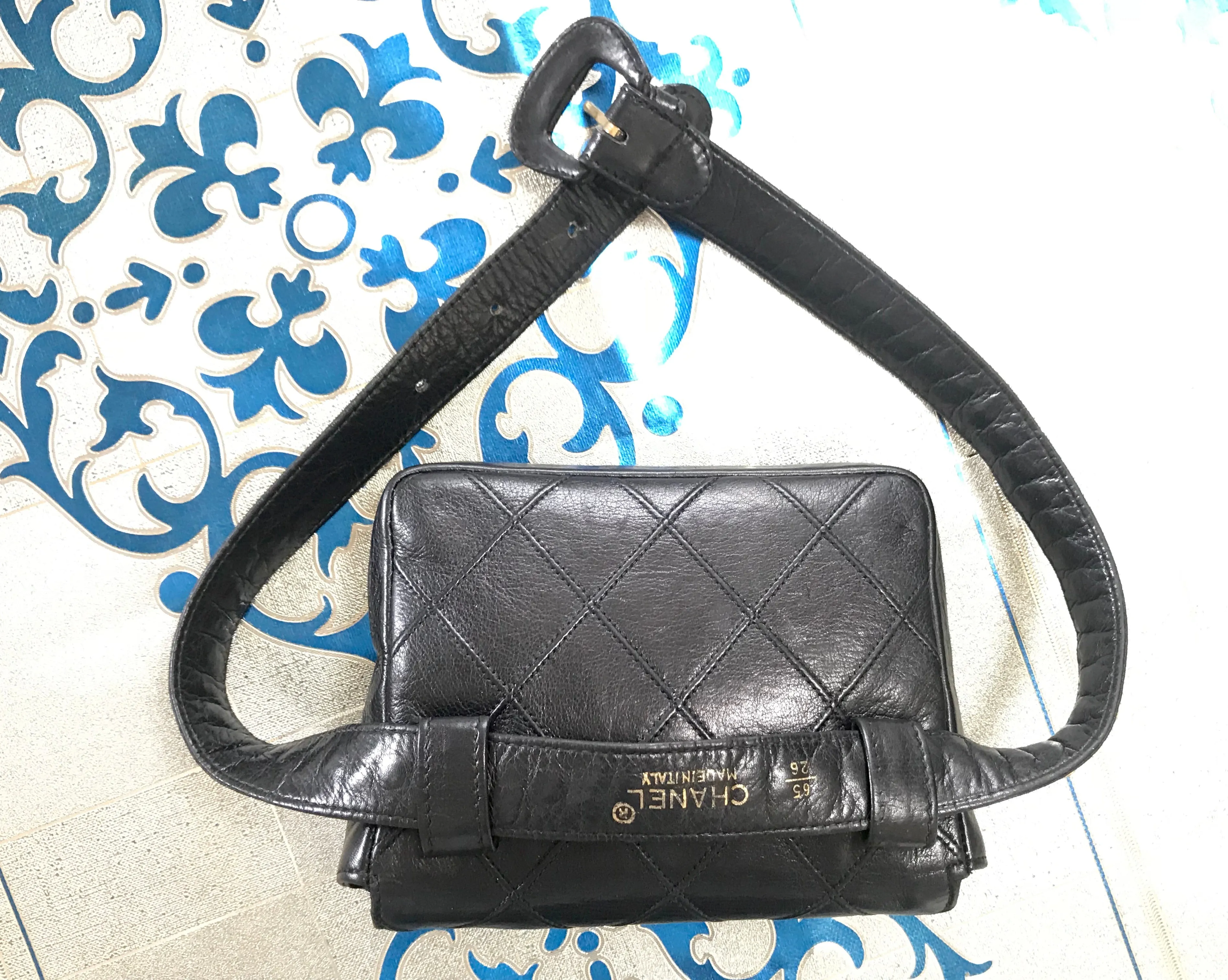 Vintage CHANEL black leather waist purse, fanny pack with golden chain belt and CC closure hock. 60-67cm, 23.5"-26.3" Goatskin.