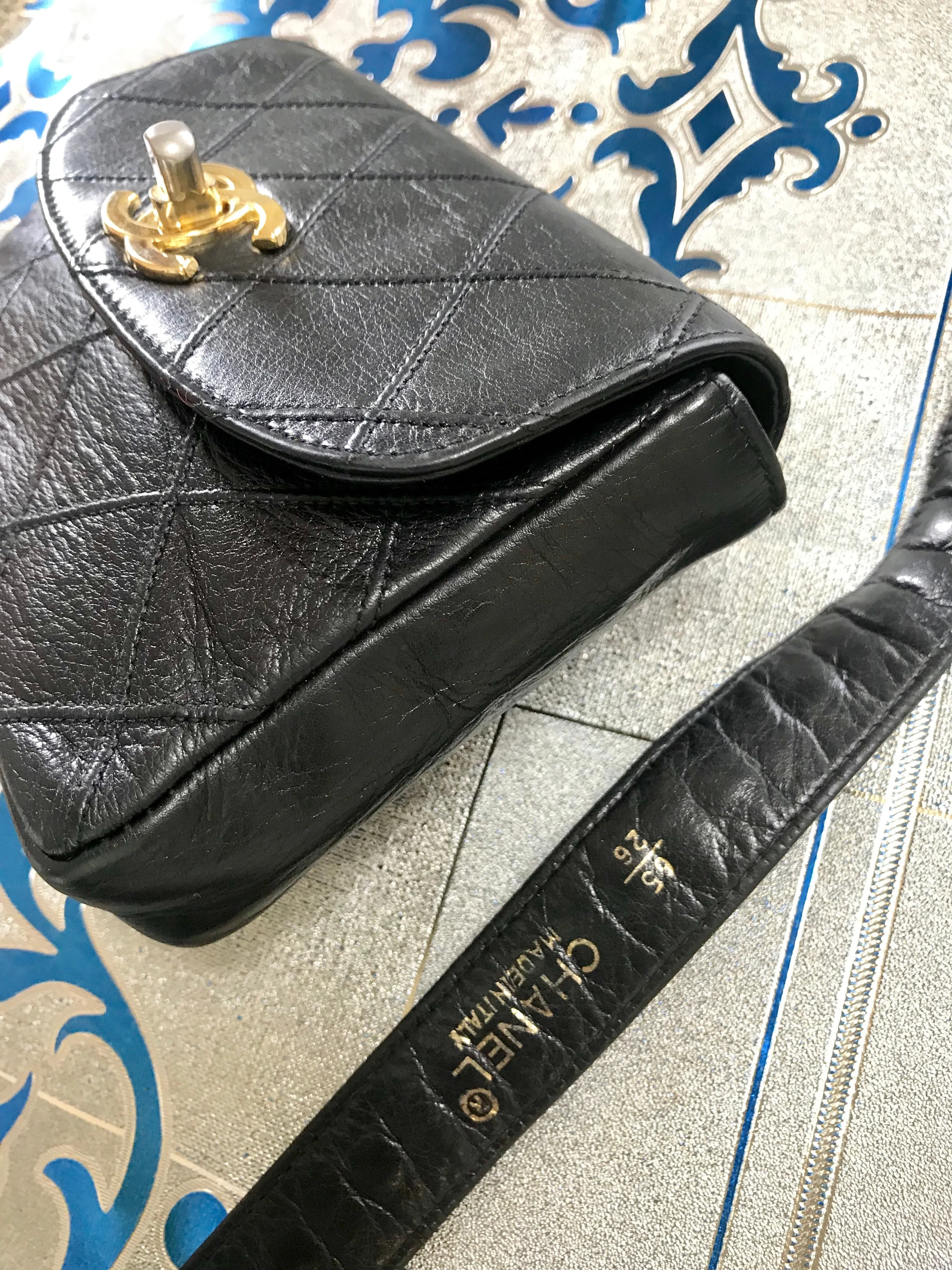 Vintage CHANEL black leather waist purse, fanny pack with golden chain belt and CC closure hock. 60-67cm, 23.5"-26.3" Goatskin.